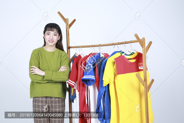 女子商店购买衣服摄影图片