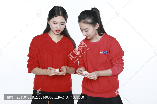 女孩包饺子高清大图