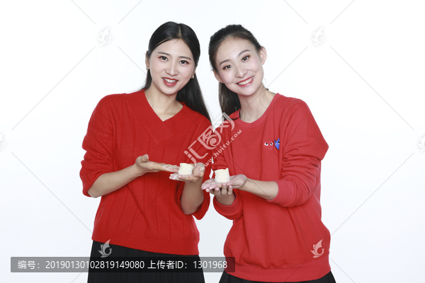 女孩包饺子高清大图