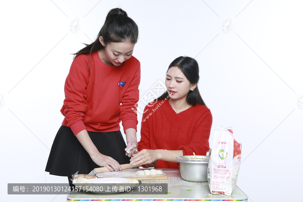 女孩包饺子图片大全