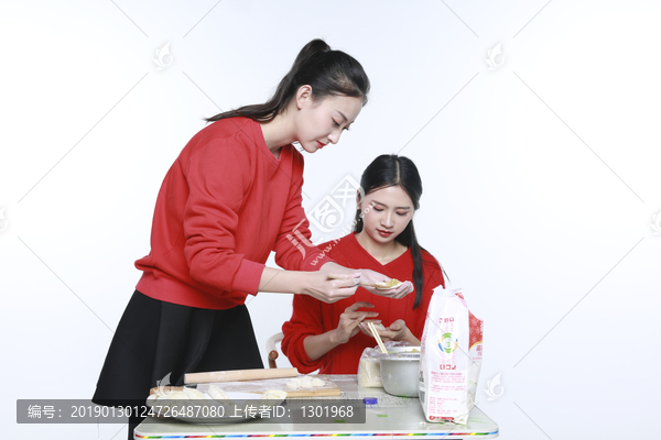 女孩包饺子图片大全