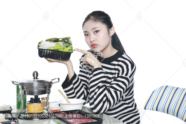 女孩吃火锅素材图片