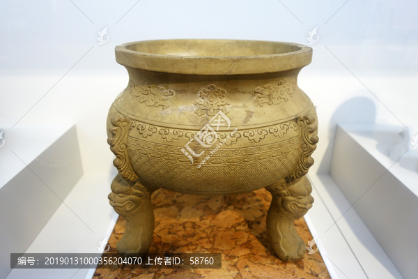 清代素胎出戟三足鼎