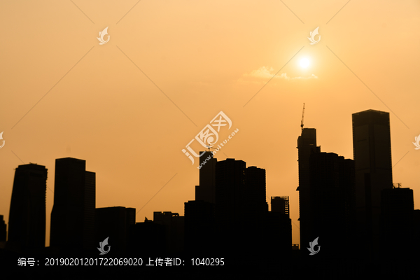 日落时城市的剪影