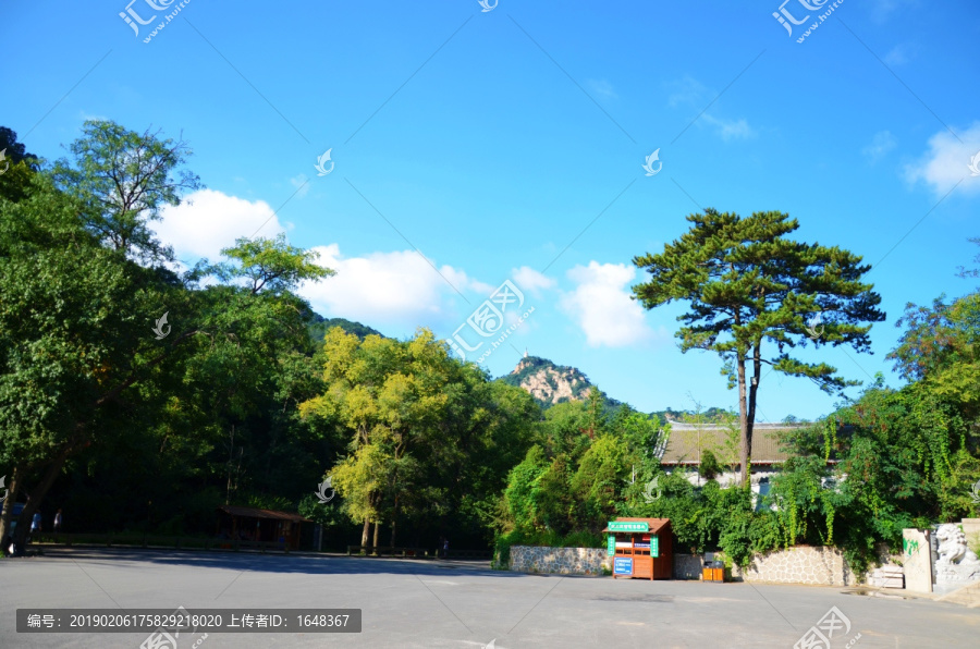 千山财神庙寺庙建筑与山林山峰