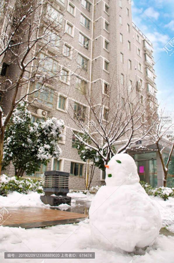 小区堆雪人照片