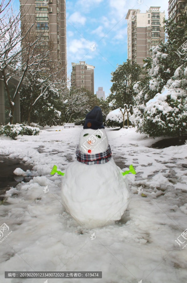 小区堆雪人照片