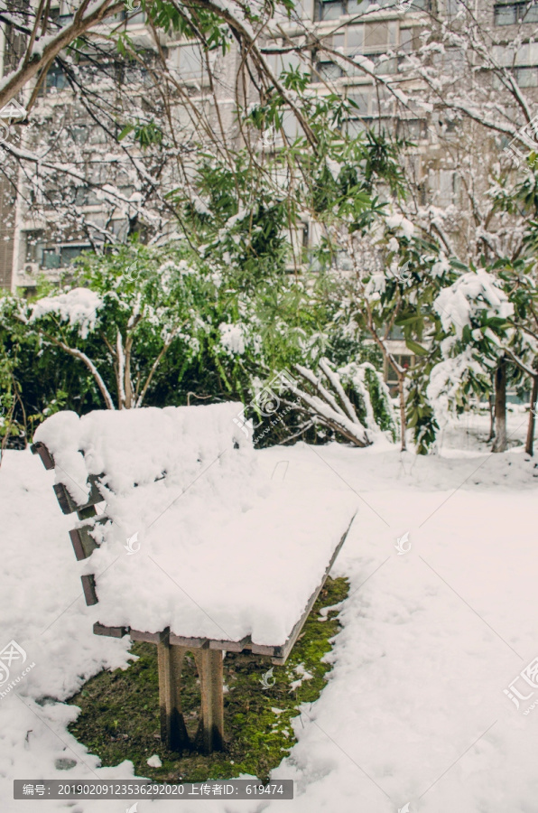 居民小区铺满雪的长凳