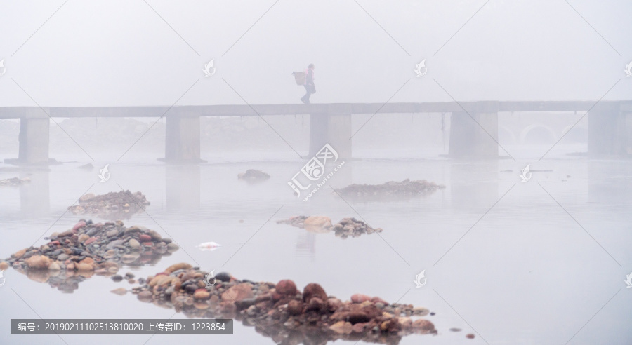 浓雾平桥河流