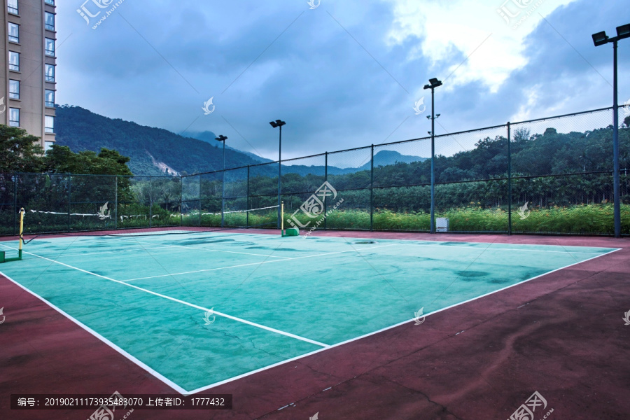 乌云笼罩下的网球场