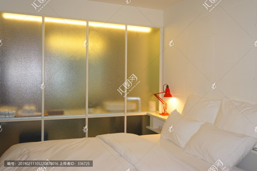 酒店卧室与盥洗间磨砂隔断玻璃