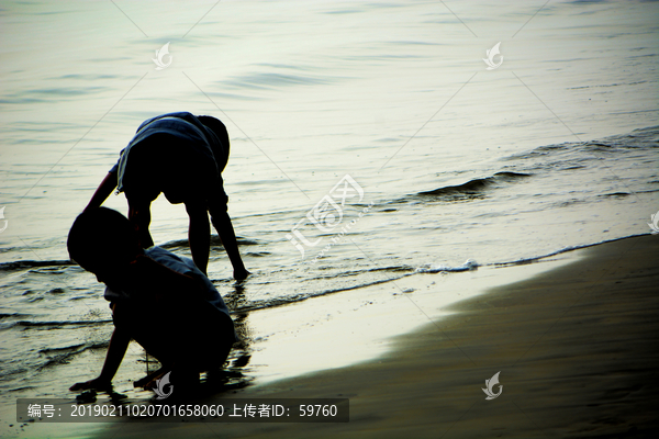 海滩玩耍的孩子