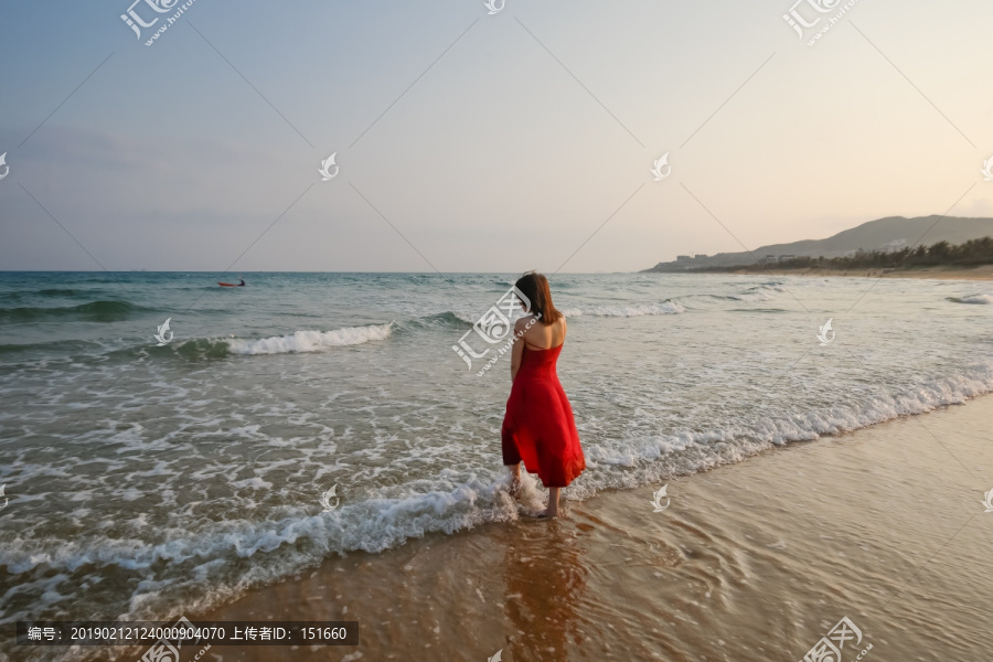 大海沙滩边的女人背影