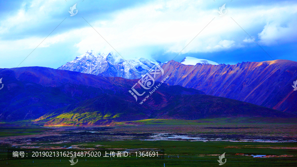 西藏藏北那曲草原雪山