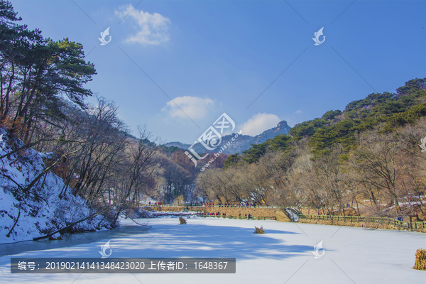 千山云潭湖上雪地与山峰山林雪景