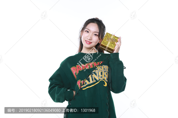 拿圣诞礼盒的年轻女性图片大全