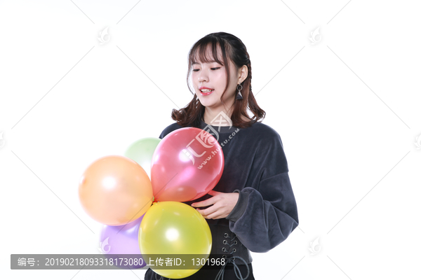 拿气球的年轻女性高清大图