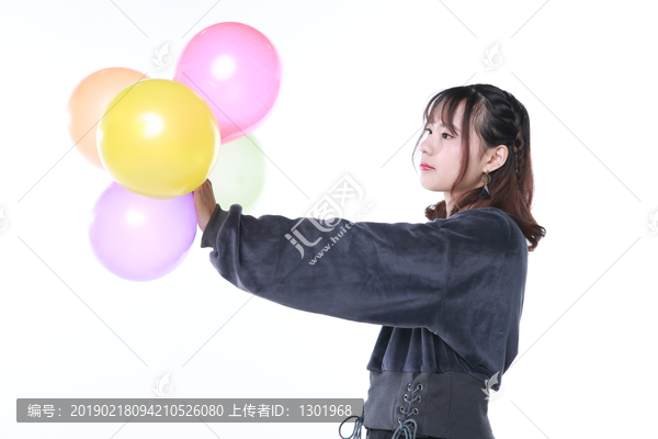 拿气球的年轻女性高清大图
