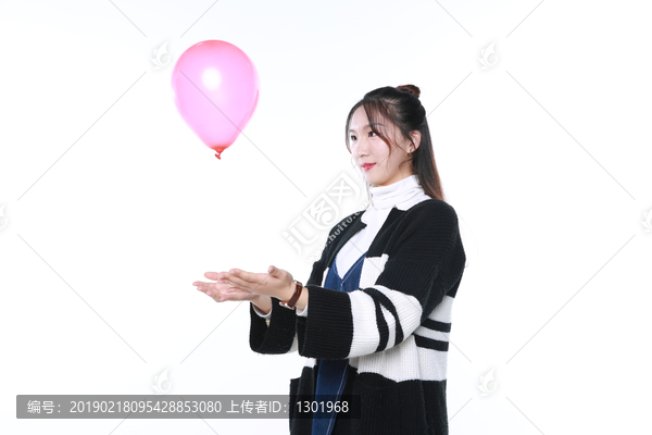 拿气球的年轻女性摄影图片