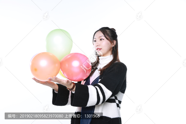 拿气球的年轻女性摄影图片