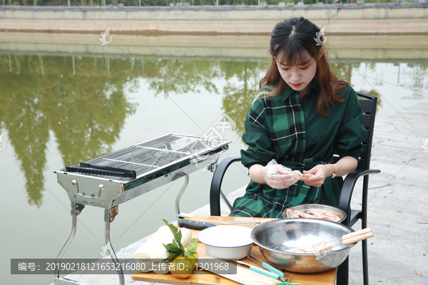 吃烧烤的女孩素材图片