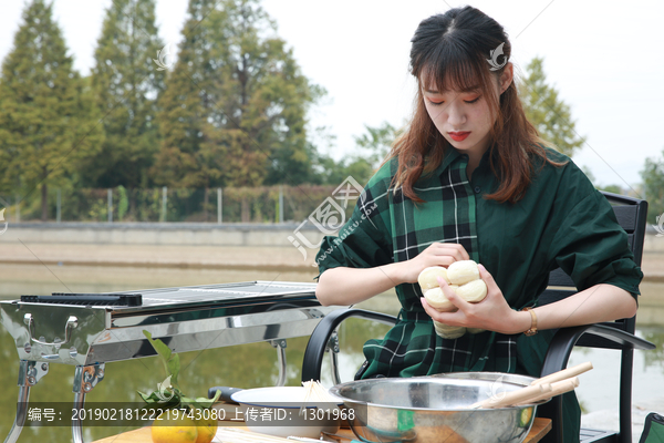 吃烧烤的女孩高清图片