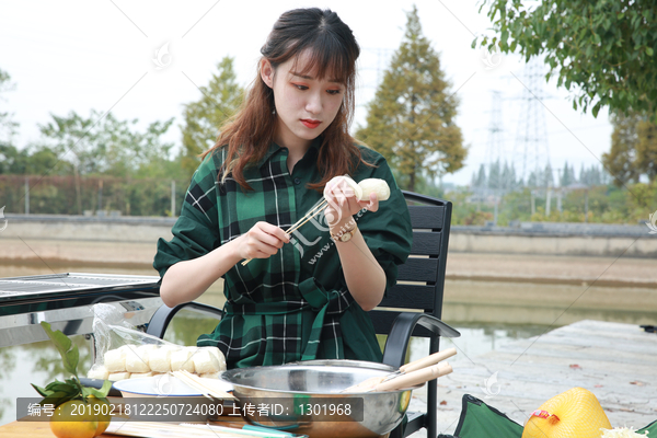 吃烧烤的女孩高清图片