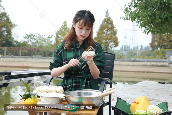 吃烧烤的女孩高清图片