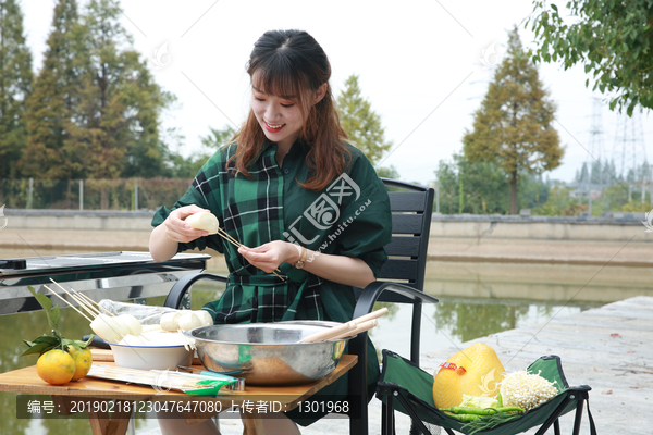 吃烧烤的女孩高清图片