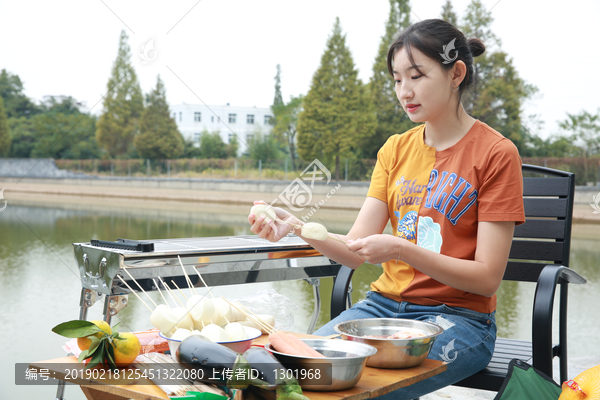 吃烧烤的女孩摄影大图