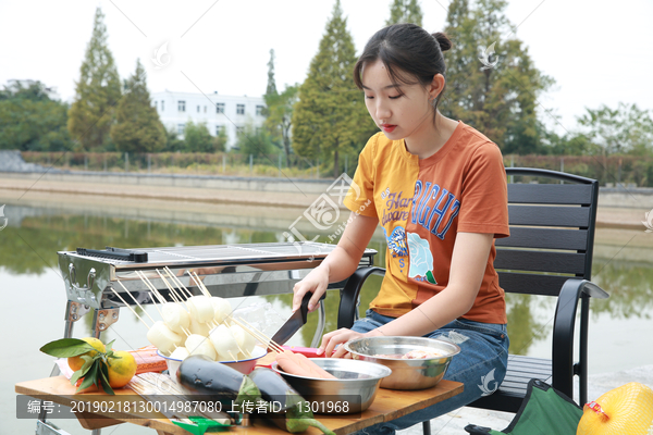 吃烧烤的女孩摄影大图