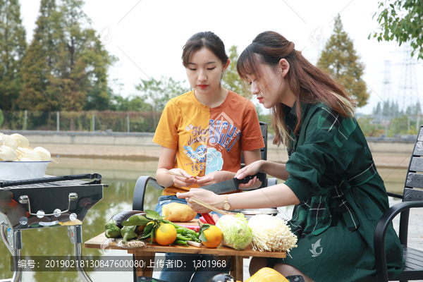 吃烧烤的女孩摄影大图