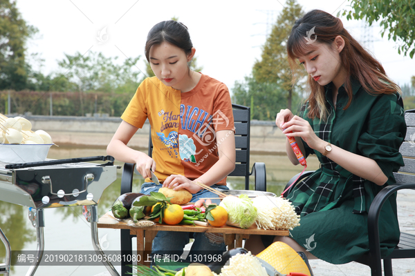 吃烧烤的女孩摄影大图