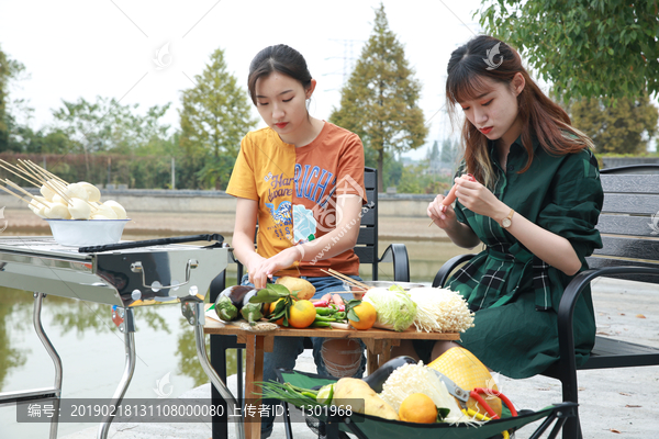 吃烧烤的女孩摄影大图