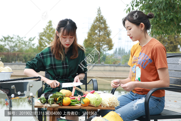 吃烧烤的女孩摄影大图