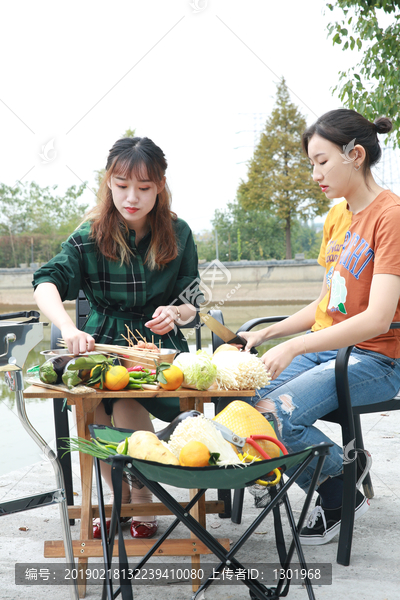 两个女孩吃烧烤图片大全