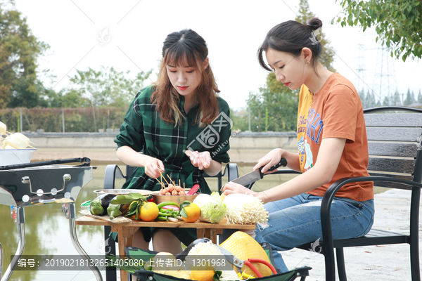 两个女孩吃烧烤图片大全