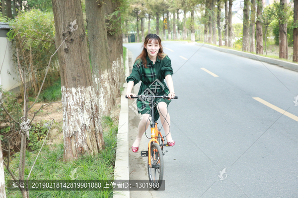 女孩户外骑自行车图片大全