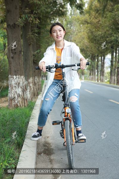 女孩户外骑车素材图片