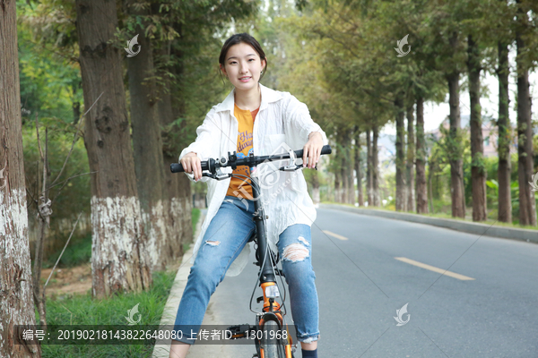 女孩户外骑车素材图片