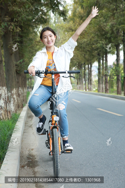 女孩户外骑车素材图片