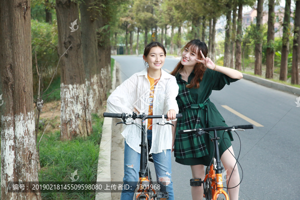 女孩骑自行车摄影图片