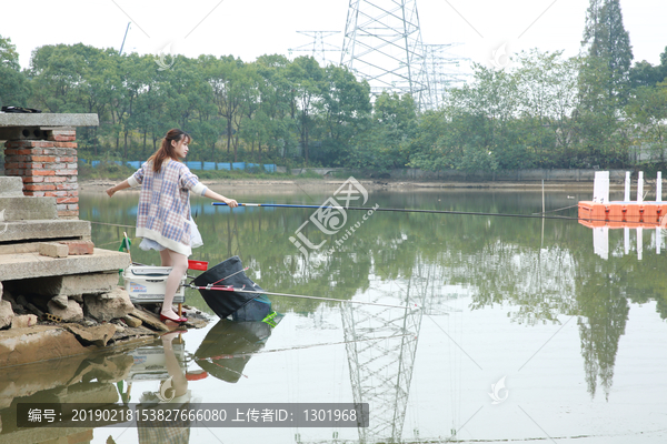 女孩户外钓鱼素材图片