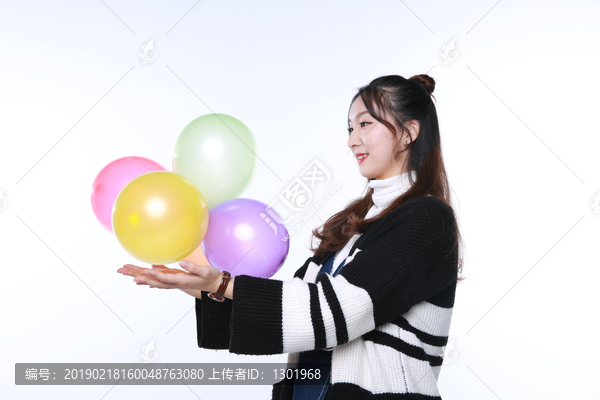 拿气球的年轻女性图片大全
