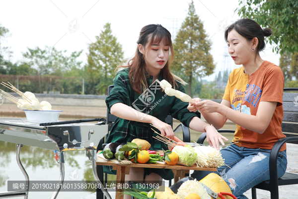 两个女孩吃烧烤图片大全