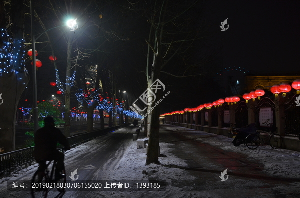 春节下雪的街道