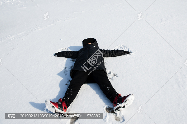 戏雪少年