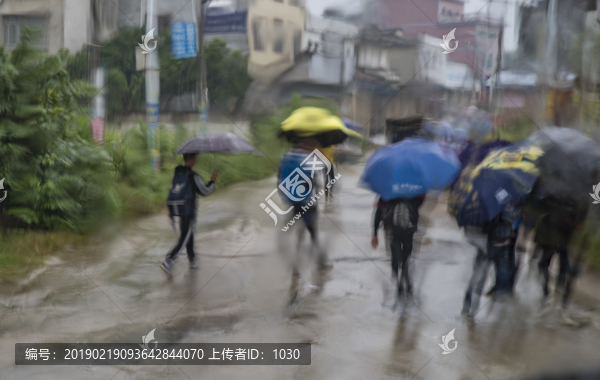 雨中行人