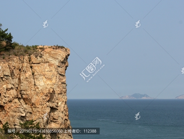 大连海边海景老人与海岛屿海洋石