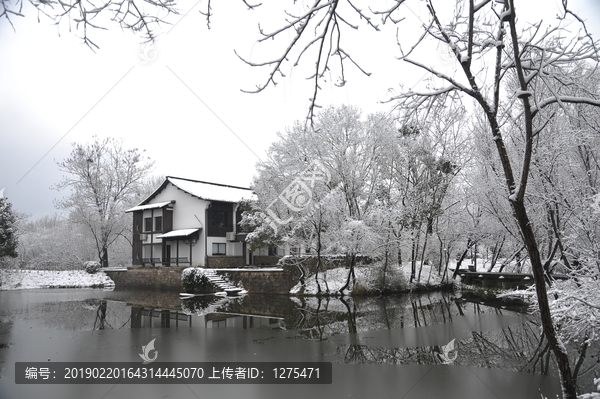 雪后的湖边别墅